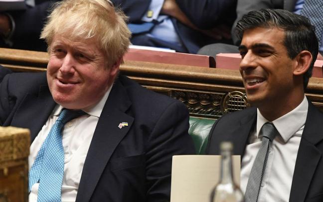 Boris Johnson, junto a Rishi Sunak