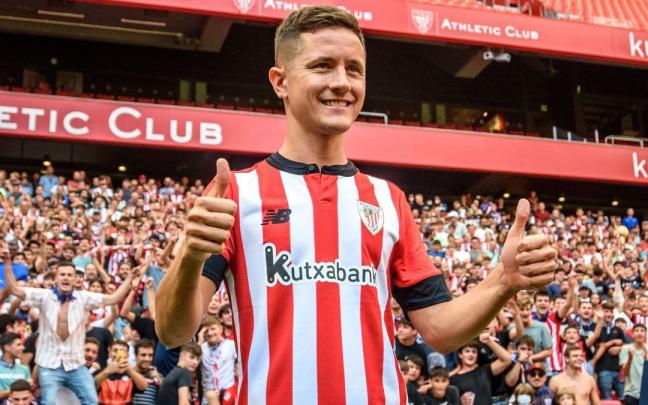 Ander Herrera posa con los aficionados en su presentaci&oacute;n como nuevo jugador del Athletic