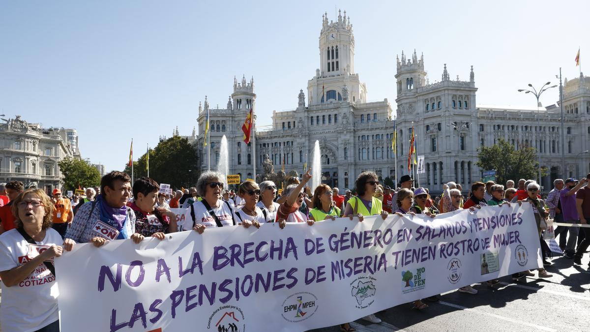 Marcha convocada en Madrid para reclamar que los salarios y las pensiones se revaloricen con el IPC.