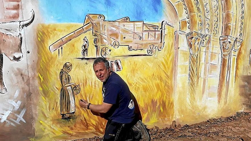 El artista Miguel Ángel Malpica el pasado jueves realizando los murales de Azuelo.