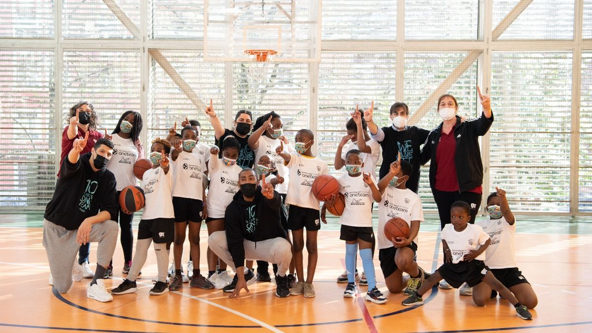Simone Fontecchio y Jayson Granger compartieron una tarde inolvidable junto con todos los niños y niñas del proyecto en Aldabe.