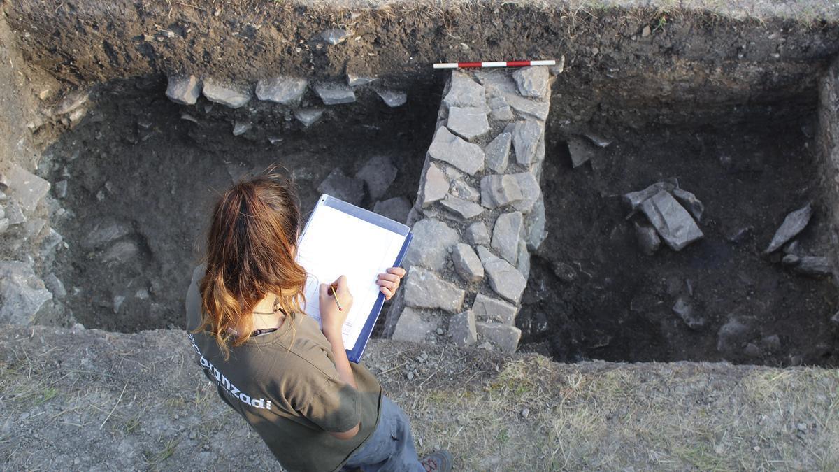 Una arqueóloga, durante la excavación de Irulegi.