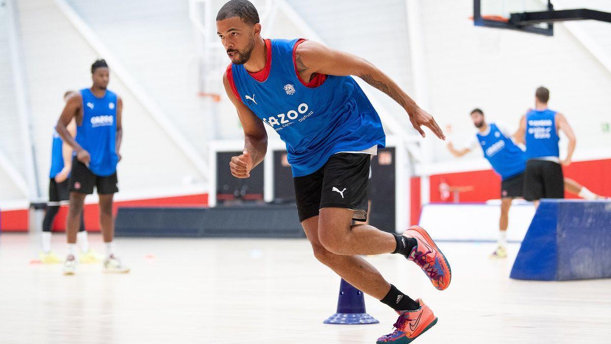 Thompson trabaja durante una de las sesiones de pretemporada realizadas por el Baskonia en el BAKH