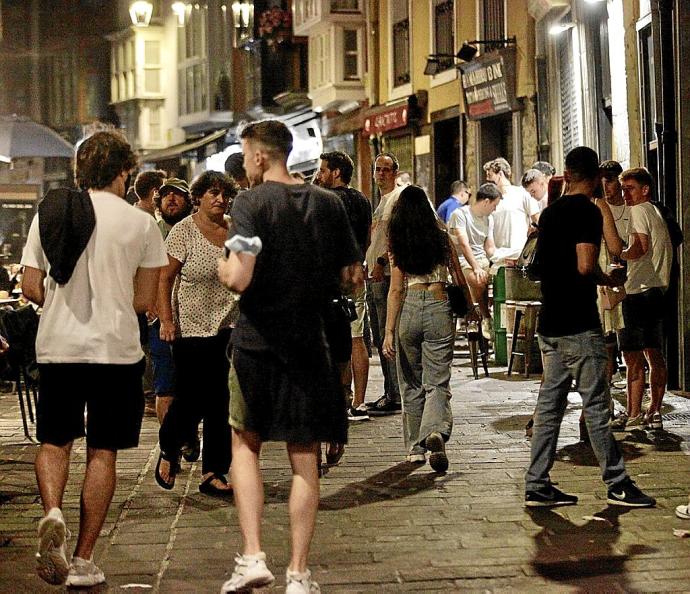 Jóvenes disfrutando de la vida nocturna de la capital alavesa. Foto: Pilar Barco