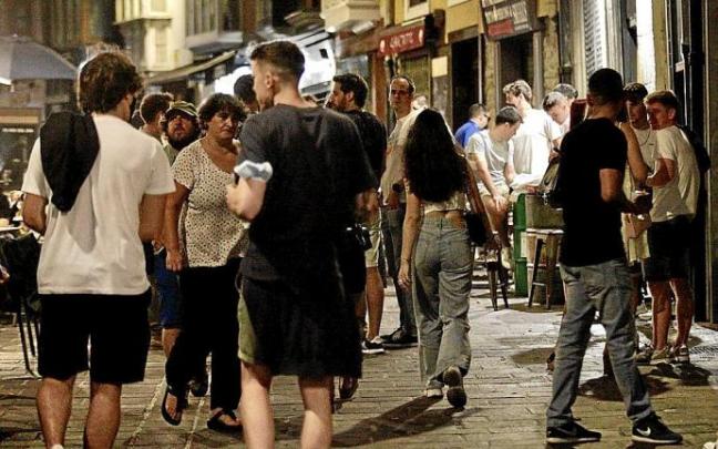 Jóvenes disfrutando de la vida nocturna de la capital alavesa. Foto: Pilar Barco