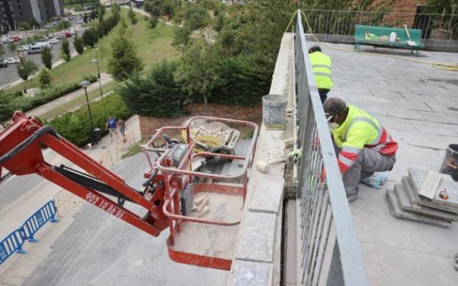 Los trabajadores de la construcción forman otro de los grupos favorecidos por el incremento salarial. Los trabajadores de la construcción forman otro de los grupos favorecidos por el incremento salarial.