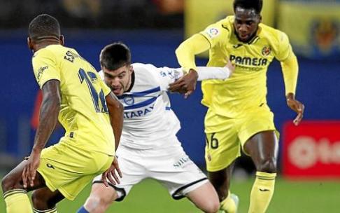 Martin intenta zafarse de la presión de Boulaye Dia y Pervis Estupiñán. Foto: Área 11