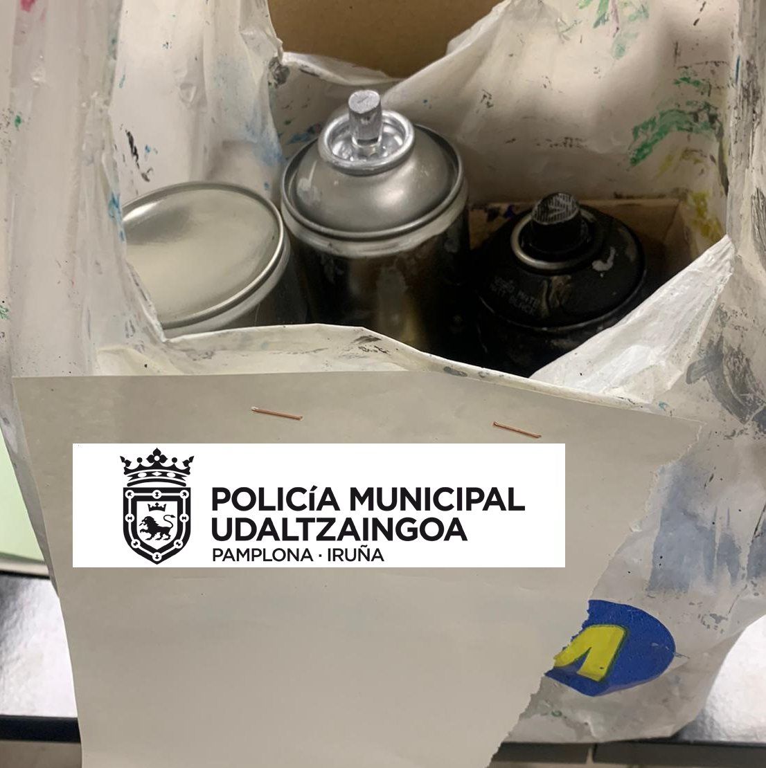 Varios sprays con los que realizaban los 'grafitis'