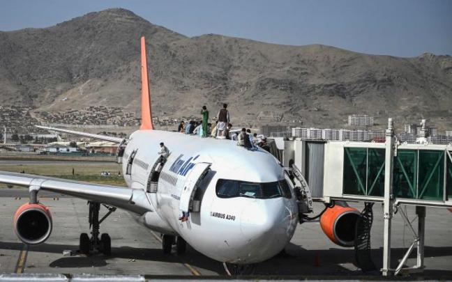 Miles de personas están tratando de salir de Afganistán tras la toma de poder de los talibanes.