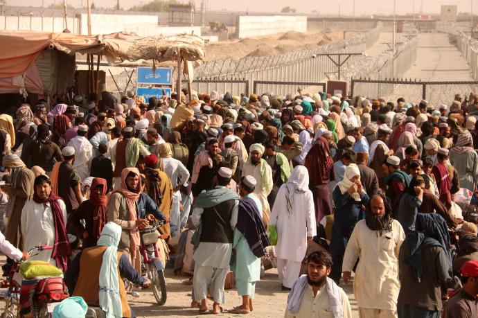 Centenares de personas concentradas en la frontera entre Afganistán y Pakistán.