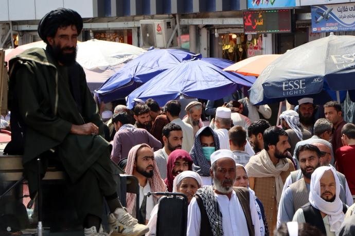 Un talibán supervisa la actividad diaria en Kabul.