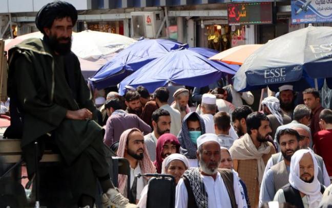 Un talibán supervisa la actividad diaria en Kabul.