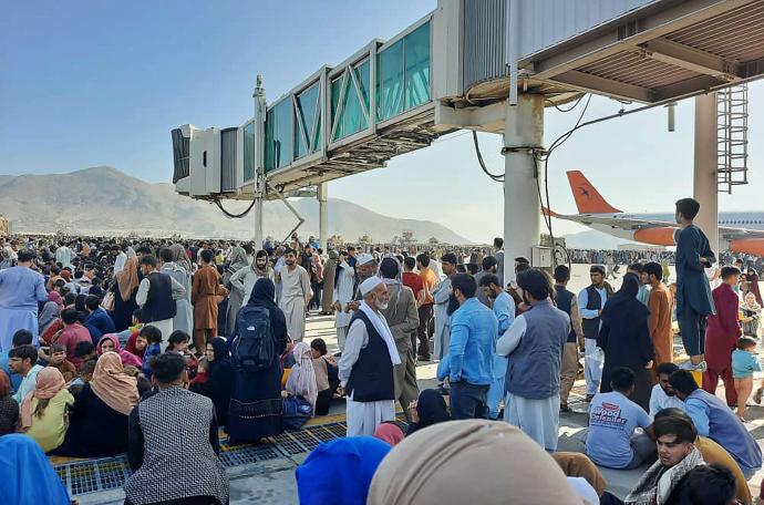 Miles de personas en el aeropuerto de Kabul intentan huir del país, pese a la cancelación de la mayoría de los vuelos comerciales y las restricciones.