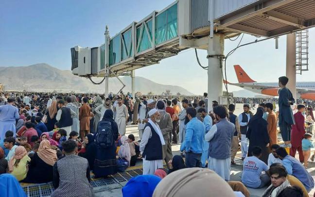 Miles de personas en el aeropuerto de Kabul intentan huir del país, pese a la cancelación de la mayoría de los vuelos comerciales y las restricciones.