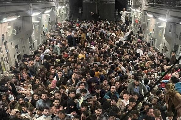Centenares de afganos en el interior del avión estadounidense.