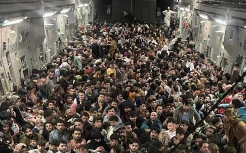 Centenares de afganos en el interior del avión estadounidense. Centenares de afganos en el interior del avión estadounidense.
