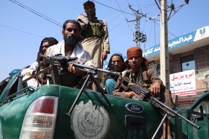 Combatientes talibanes en la ciudad de Jalalabad.