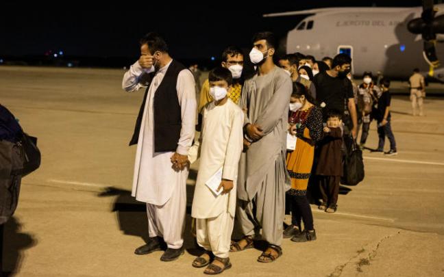 Varios de los ciudadanos afganos evacuados de Kabul, tras llegar a la base de Torrejón de Ardoz. Varios de los ciudadanos afganos evacuados de Kabul, tras llegar a la base de Torrejón de Ardoz.