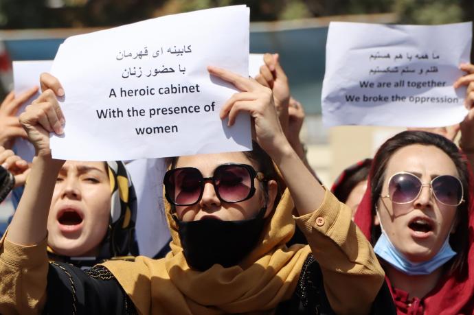Varias mujeres afganas durante un momento de las protestas en Kabul.