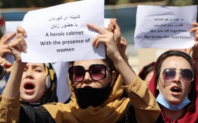 Varias mujeres afganas durante un momento de las protestas en Kabul. Varias mujeres afganas durante un momento de las protestas en Kabul.