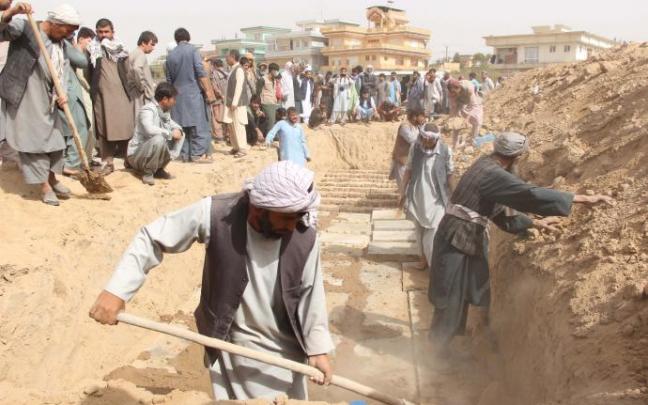 Familiares entierran a las víctimas del atentado.