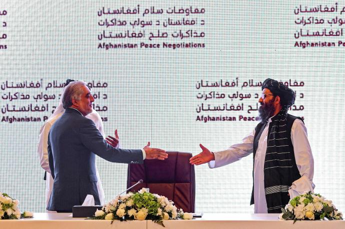 A la derecha el mulá Abdul Ghani Baradar, en las negociaciones con el presidente del Consejo Superior para la Reconciliación Nacional, Abdullah Abdullah, celebradas en Catar