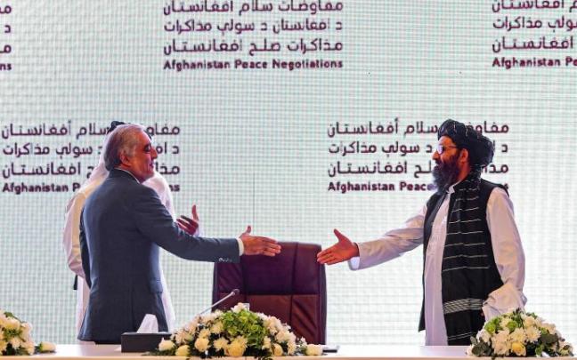 A la derecha el mulá Abdul Ghani Baradar, en las negociaciones con el presidente del Consejo Superior para la Reconciliación Nacional, Abdullah Abdullah, celebradas en Catar A la derecha el mulá Abdul Ghani Baradar, en las negociaciones con el presidente del Consejo Superior para la Reconciliación Nacional, Abdullah Abdullah, celebradas en Catar