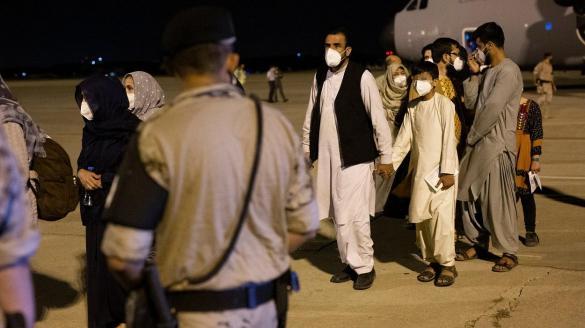 Ciudadanos afganos a su llegada a la base de Torrejón el pasado agosto