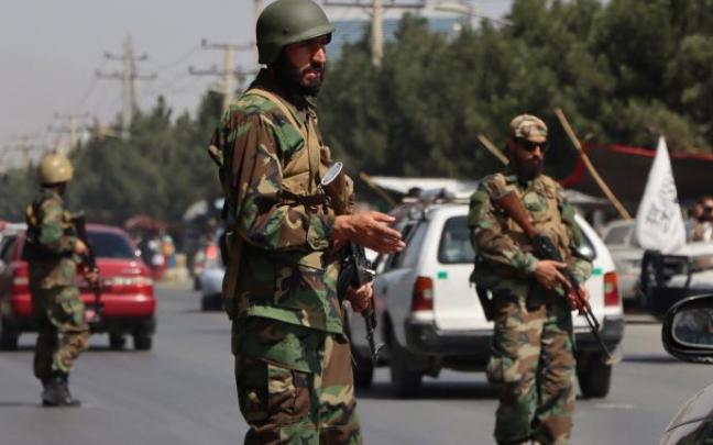 Talibanes en un control de carreteras. Talibanes en un control de carreteras.