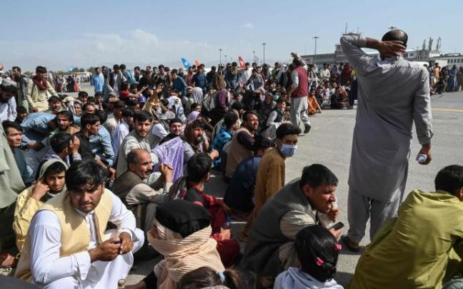 Ciudadanos afganos en el aeropuerto de Kabul. Ciudadanos afganos en el aeropuerto de Kabul.