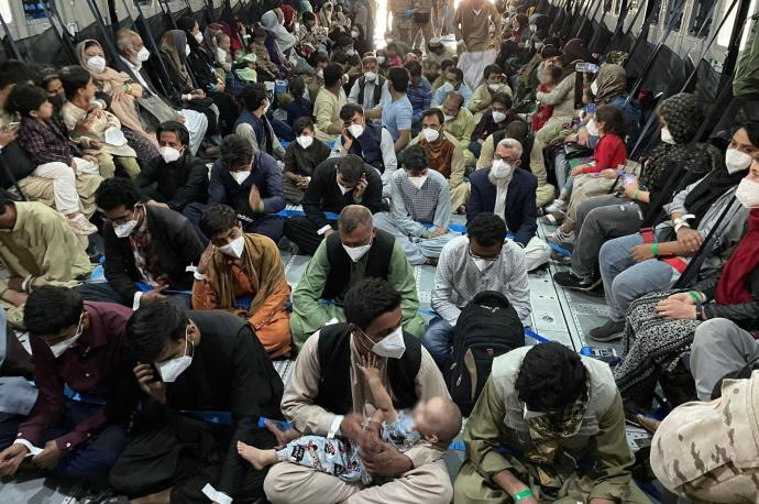 Refugiados afganos viajan en uno de los aviones fletados por el Gobierno español.