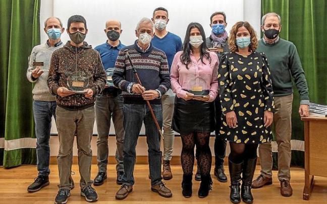 Foto de familia de los ganadores de la XXXII edición del certamen fotográfico Ciudad de Irun. Foto: N.G. Foto de familia de los ganadores de la XXXII edición del certamen fotográfico Ciudad de Irun. Foto: N.G.