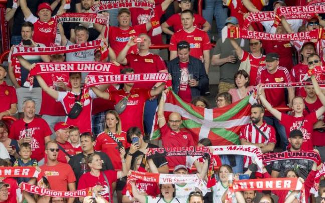 Hubo presencia de aficionados rojiblancos en la grada. Hubo presencia de aficionados rojiblancos en la grada.
