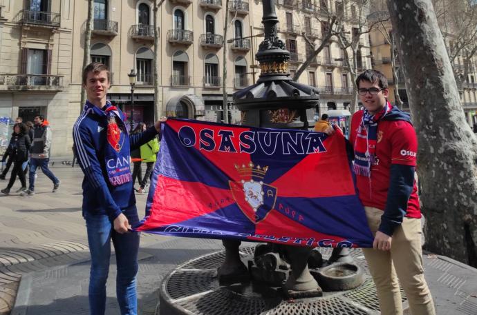 Dos aficionados de Osasuna, en la Fuente de Canaletas antes del partido.