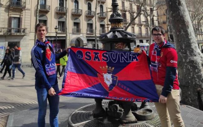 Dos aficionados de Osasuna, en la Fuente de Canaletas antes del partido.