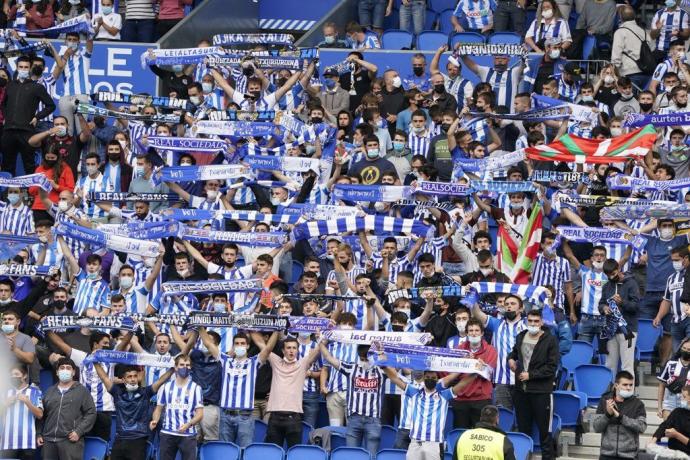 Aficionados realistas siguen el partido entre la Real Sociedad y el Sevilla.