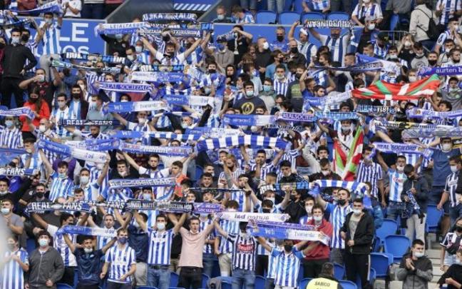 Aficionados realistas siguen el partido entre la Real Sociedad y el Sevilla. Aficionados realistas siguen el partido entre la Real Sociedad y el Sevilla.