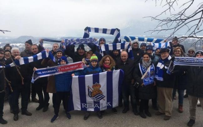 Aficionados de la Real, durante el desplazamiento a Salzburgo en 2018. Aficionados de la Real, durante el desplazamiento a Salzburgo en 2018.
