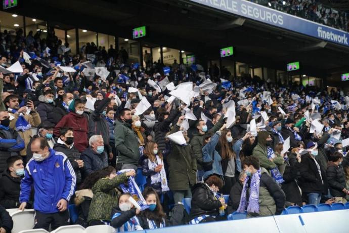 La afición de la Real mostró su descontento con la actuación de Gil Manzano con una pañolada al término del primer tiempo