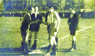 13 de enero de 1946. Campo de la Estación de Miranda de Ebro. CD Mirandés-Deportivo Alavés (1-1). Los capitanes de ambos equipos, 'Fede' Anda el albiazul (a la derecha), en el protocolario sorteo de campos.