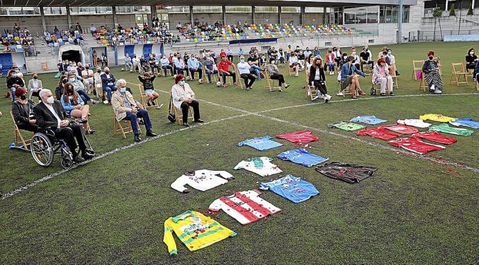 Amigos, familiares y compañeros de Barandalla en el acto multitudinario celebrado ayer. Sobre el césped, camisetas de los equipos que entrenó.