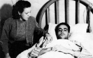 Antonio Calderón, junto a su esposa 'Angelita', en la Clínica del doctor Tauste donde fue operado en estado muy grave.