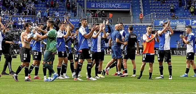 Los jugadores del Alavés saludan a la grada tras la primera victoria del curso frente al Atlético de Madrid. Foto: Iñigo Foronda