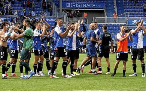 Los jugadores del Alavés saludan a la grada tras la primera victoria del curso frente al Atlético de Madrid. Foto: Iñigo Foronda