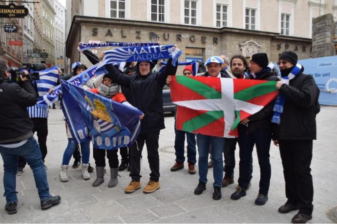 Aficionados de la Real, en Salzburgo, antes del partido de febrero de 2018.