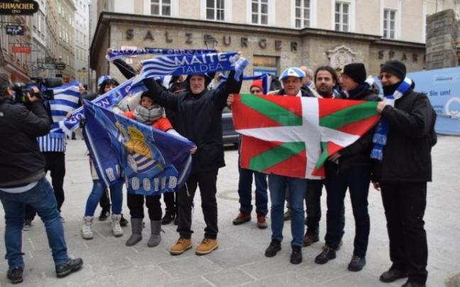 Aficionados de la Real, en Salzburgo, antes del partido de febrero de 2018.