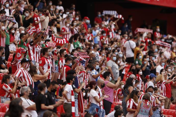 Aficionados en San Mamés durante el derbi femenino que enfrentó a Athletic y Real Sociedad
