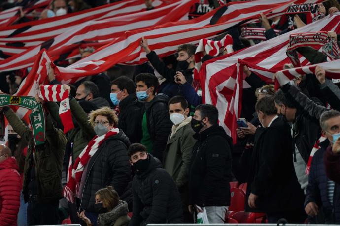 Aficionados del Athletic viendo un partido.