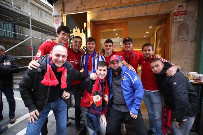 Aficionados de Osasuna y Real, durante la mañana de este domingo.