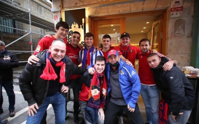 Aficionados de Osasuna y Real, durante la mañana de este domingo. Aficionados de Osasuna y Real, durante la mañana de este domingo.